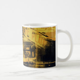 Gelbes Auto und Straßenschild Kaffeetasse
