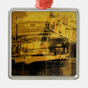 Gelbes Auto und Straßenschild Silbernes Ornament