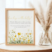 Gelbes Baby in blühender Wildblume Poster