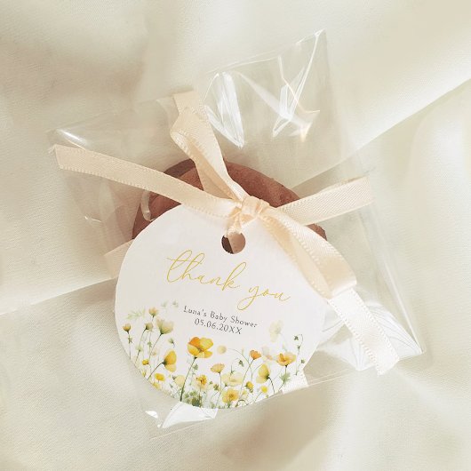 Gelbes Baby in Blütenblütendusche Wildblume Geschenkanhänger
