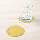 Gelbes Baby in Blütenblütendusche Wildblume Runder Pappuntersetzer (Vor Ort)