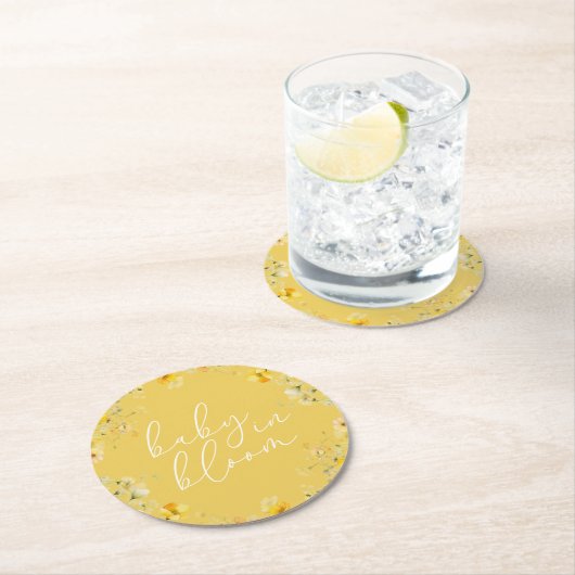 Gelbes Baby in Blütenblütendusche Wildblume Runder Pappuntersetzer (Vor Ort)