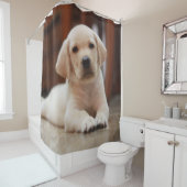 Gelbes Baby-Labrador Welpenhund auf Bauch Duschvorhang (Beispiel)
