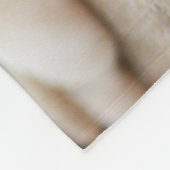 Gelbes Baby-Labrador Welpenhund auf Bauch Fleecedecke (Ecke)