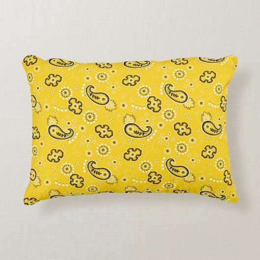 Gelbes Bandana Muster Modernes Retro-Farbenspiel Dekokissen (Vorderseite)