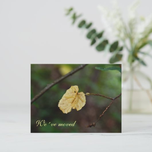 Gelbes Blatt wir haben Postkarte verschoben (Stehend Vorderseite)