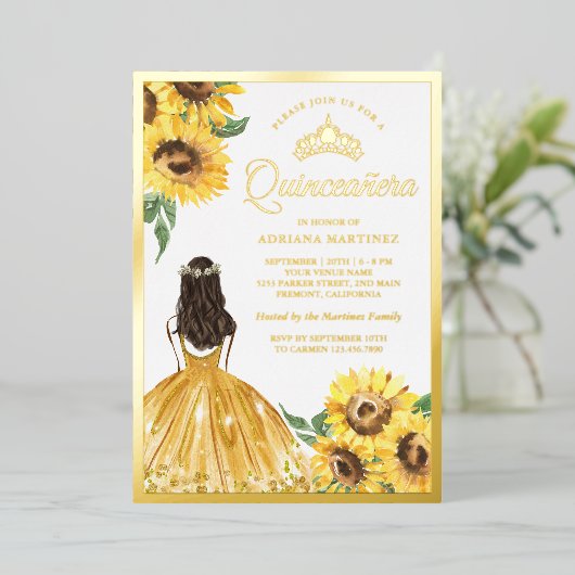 Gelbes Blumenkleid Sonnenblumen Quinceanera Gold Folieneinladung (Stehend vorne)