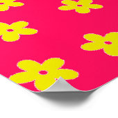 Gelbes Blumenmuster in Rosa Poster (Ecke)
