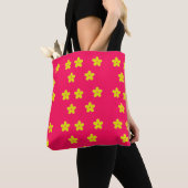 Gelbes Blumenmuster in Rosa Tasche (Von Nahem)