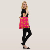 Gelbes Blumenmuster in Rosa Tasche (Am Model)