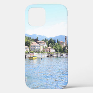GELBES BOOT ANGELEGT IN DER NÄHE DES GEBÄUDES iPhone 12 HÜLLE
