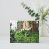 Gelbes Dach und Garten Postkarte (Stehend Vorderseite)