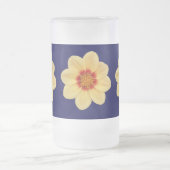 Gelbes Dahlia-Blumenmuster auf blau Mattglas Bierglas (Mittel)