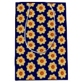 Gelbes Dahlia-Blumenmuster auf blau Mittlere Geschenktüte (Vorderseite)