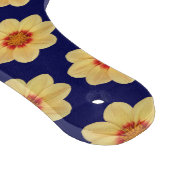 Gelbes Dahlia-Blumenmuster auf blau Schneidebrett (Ecke)