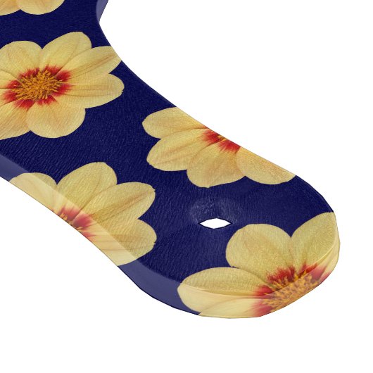Gelbes Dahlia-Blumenmuster auf blau Schneidebrett (Ecke)