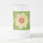 Gelbes Dahlia-Blumenmuster auf Grün Mattglas Bierglas (Mittel)