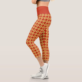Gelbes Dahlia-Blumenmuster auf Rot Capri Leggings