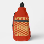 Gelbes Dahlia-Blumenmuster auf Rot Crossbody Bag (Vorderseite)