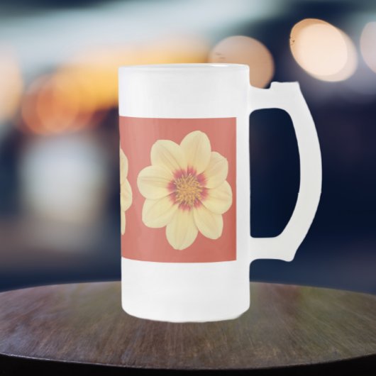 Gelbes Dahlia-Blumenmuster auf Rot Mattglas Bierglas