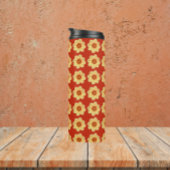 Gelbes Dahlia-Blumenmuster auf Rot Thermosbecher