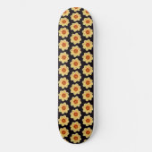 Gelbes Dahlia-Blumenmuster auf schwarz Skateboard (Vorderseite)