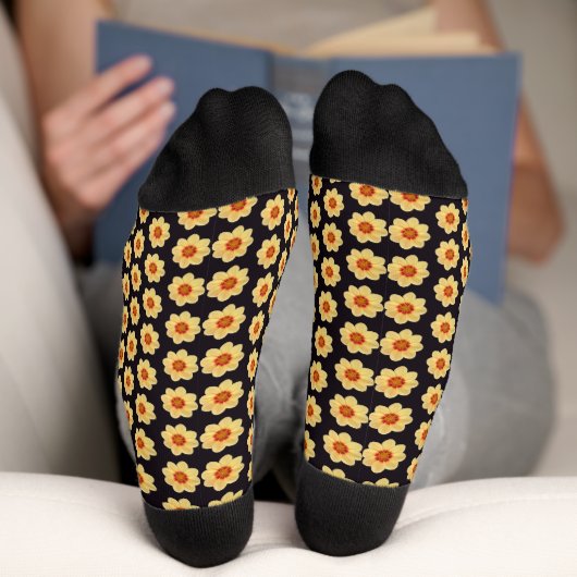 Gelbes Dahlia-Blumenmuster auf schwarz Socken (Unterseite)