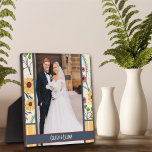 Gelbes Daisy Stripe Foto für benutzerdefinierte Na Fotoplatte<br><div class="desc">Fun Modern Daisy Easel Foto Message Plaque - farbenfrohe und stilvolle Kunstwerke perfekt für Paare. Diese lustigen personalisierten Foto Easel Plakate machen große Halterungen für Familie, Freunde, Mitarbeiter, Lehrer, etc.. Das perfekte Geschenk für Ihr Valentin. Modernere, blumige und motivierend Plaques in meinem Geschäft. Zazzle bietet Mengenrabatte, wenn Sie einige Inspirivity...</div>