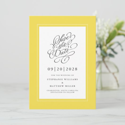 Gelbes Elegant Hochzeitkalligrafie-Script-Chic Save The Date (Stehend Vorderseite)