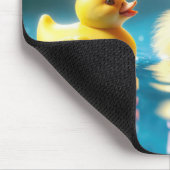 Gelbes Entenlein mit einer Spielzeug-Gummihaube Mousepad (Ecke)
