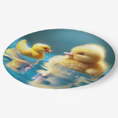 Gelbes Entenlein mit einer Spielzeug-Gummihaube Pappteller (Schrägansicht)