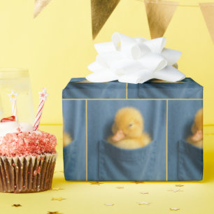 Gelbes Entlein in einer T-Shirt-Tasche Geschenkpapier