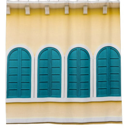 Gelbes europäisches Gebäude Außenbereich Duschvorhang (Vorderseite)