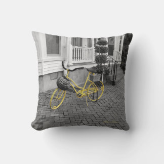 Gelbes Fahrrad auf der Sidewalk Kissen