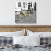 Gelbes Fahrrad auf Kobelsteinen Leinwanddruck (Insitu (Schlafzimmer))