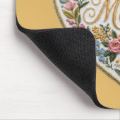 Gelbes florales falsches Stickerei-Herz Mama Mousepad (Ecke)
