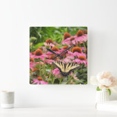 Gelbes Frack Schmetterling auf Echinacea Quadratische Wanduhr (Zuhause)