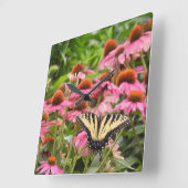 Gelbes Frack Schmetterling auf Echinacea Quadratische Wanduhr (Winkel)