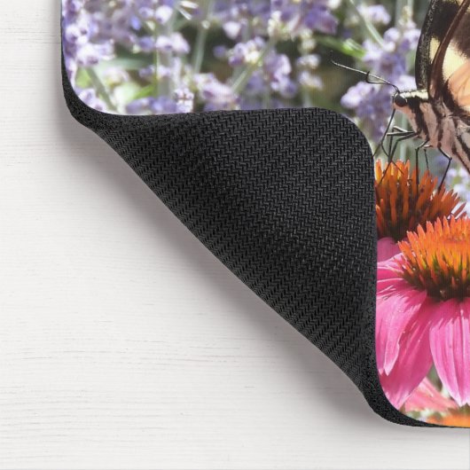 Gelbes Frack Schmetterling, rosa n Lila Blume Mousepad (Ecke)