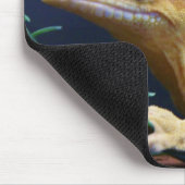 Gelbes Gecko-Stillstehen mit Haube Mousepad (Ecke)