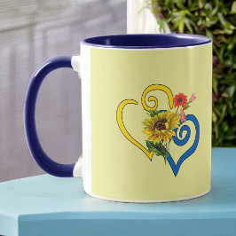 Gelbes gelbes geflecktes Herz mit Sonnenblumen auf Tasse