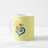 Gelbes gelbes geflecktes Herz mit Sonnenblumen auf Tasse (Vorderseite Links)