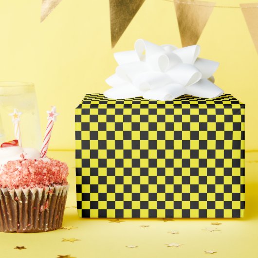 Gelbes, geometrisches Quadrat Geschenkpapier (Geburtstagsparty)