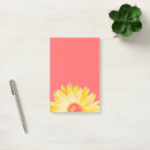 Gelbes Gerbera-Gänseblümchen auf Rosa Post-it Klebezettel (Büro)