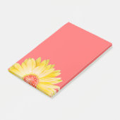 Gelbes Gerbera-Gänseblümchen auf Rosa Post-it Klebezettel (angewinkelt)