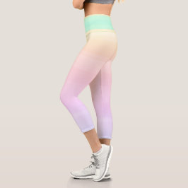 Gelbes, grünes Lila Pastell-Gradient-Lines-Muster Capri Leggings