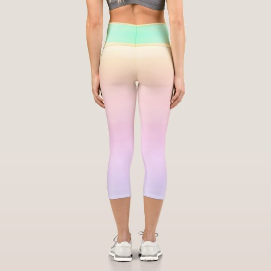 Gelbes, grünes Lila Pastell-Gradient-Lines-Muster Capri Leggings (Rückseite)