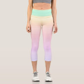 Gelbes, grünes Lila Pastell-Gradient-Lines-Muster Capri Leggings (Vorderseite)