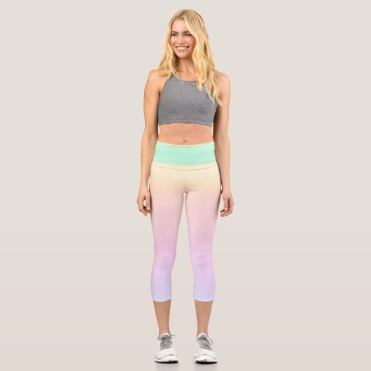 Gelbes, grünes Lila Pastell-Gradient-Lines-Muster Capri Leggings (Vorderseite)