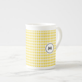 Gelbes Hahnentrittmuster Monogramm Latte Tassen-| Porzellantasse